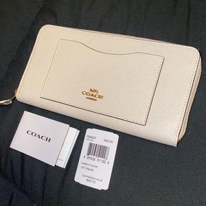 COACH - BRAND NEW WITH TAGS WALLET 🤍